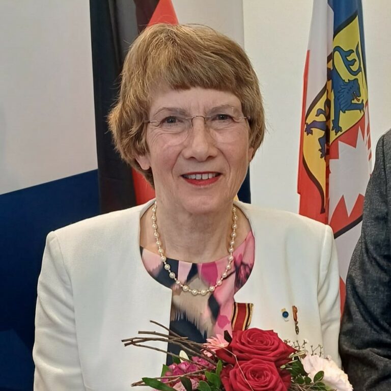 Ehemalige DAFV Präsidentin Dr. Christel Happach-Kasan erhält das Bundesverdienstkreuz