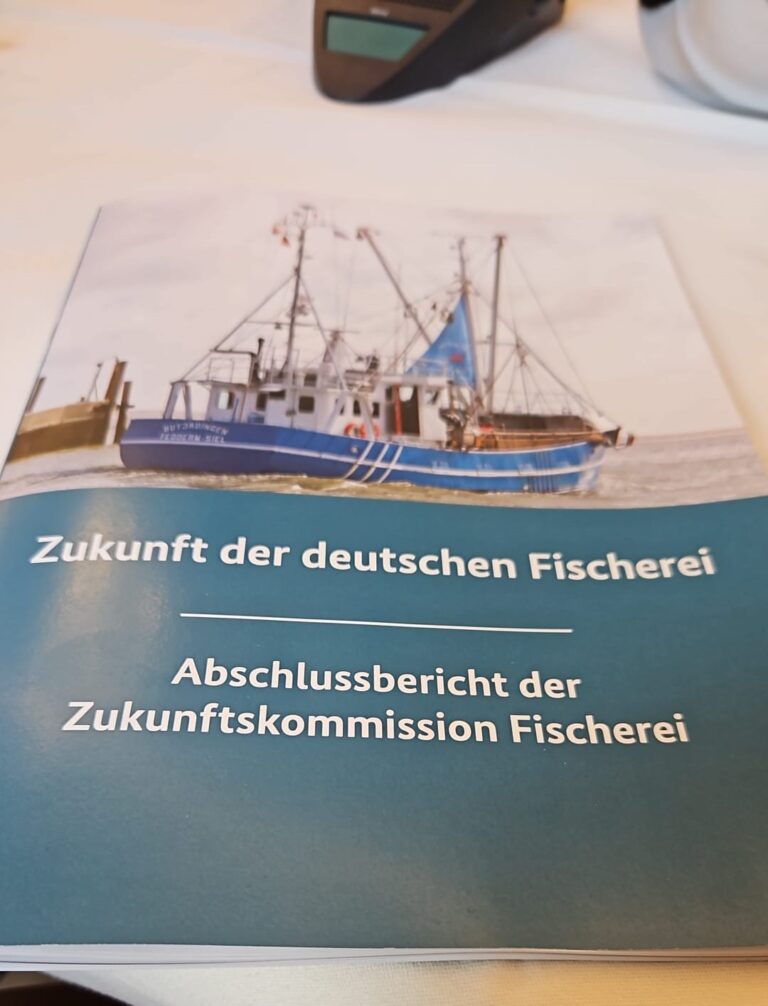 Abschlussbericht der Zukunftskommission Fischerei übergeben