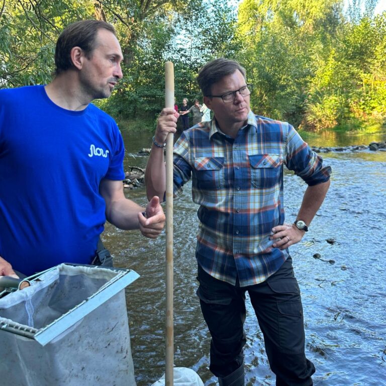 Bundesumweltminister Schneider besucht Citizen-Science-Projekt FLOW an der Gera in Erfurt